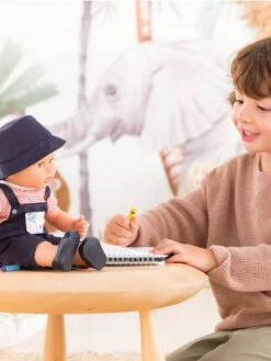 Poupée Augustin Petit Artiste - COROLLE Bleu Marine - Corolle -Magasin De Périphériques Pour Enfants poupee augustin petit artiste corolle 4