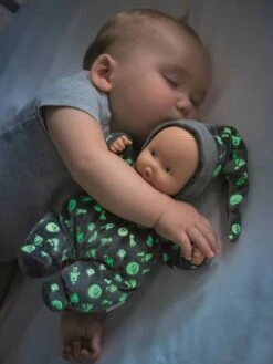 Poupée Babipouce Brille Dans La Nuit COROLLE Gris Fonce Uni Avec Decor - Corolle 10 Poupée Babipouce Brille Dans La Nuit COROLLE Gris Fonce Uni Avec Decor - Corolle -Magasin De Périphériques Pour Enfants poupee babipouce brille dans la nuit corolle 3